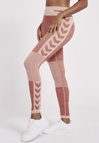 Röda och rosa mönstrade leggings med en strukturerad yta, som har diagonala chevron-accenter längs sidorna och en bred midja.