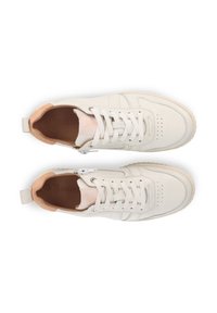 Weiße Leder-Sneaker mit einer glatten Textur, hellbraunen Akzenten an der Ferse und Zunge, flachen Schnürsenkeln und perforierten Details an der Spitze.