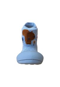 Zapato de calcetín azul de punto con suela de goma moldeada. Presenta un diseño de ardilla marrón y un patrón texturizado en la parte superior.