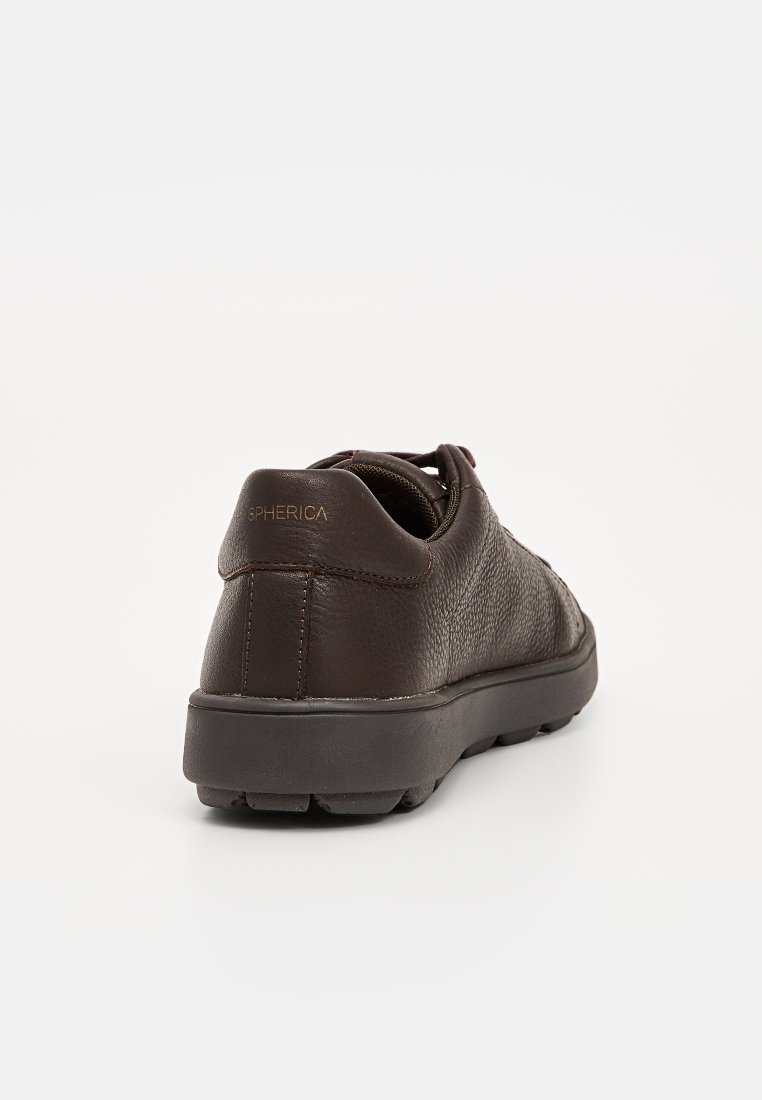 Braune LederSneaker mit strukturierter Oberfläche, runder Zehenpartie und schwarzer Gummisohle. Enthält ein dezentes Markenlogo an der Ferse.