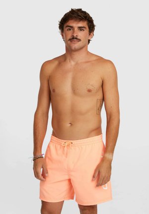 Pantaloncini da bagno color pesca con vita elasticizzata e coulisse. Dotati di una tasca laterale e di un logo bianco sulla gamba. Tessuto dalla texture liscia.