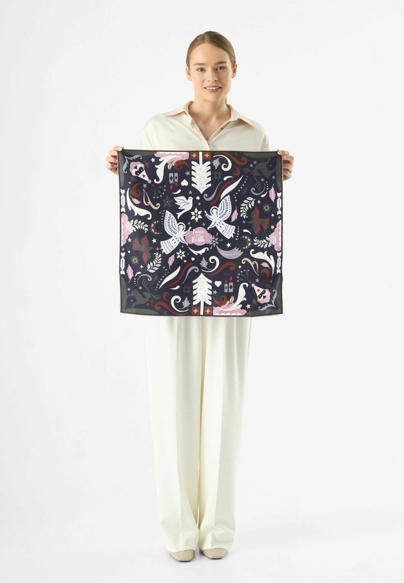 Zijden sjaal met een donkere achtergrond en kleurrijke bloemen- en vogelpatronen; bevat de tekst "Vrede" en "Aarde" in een lichte kleur.