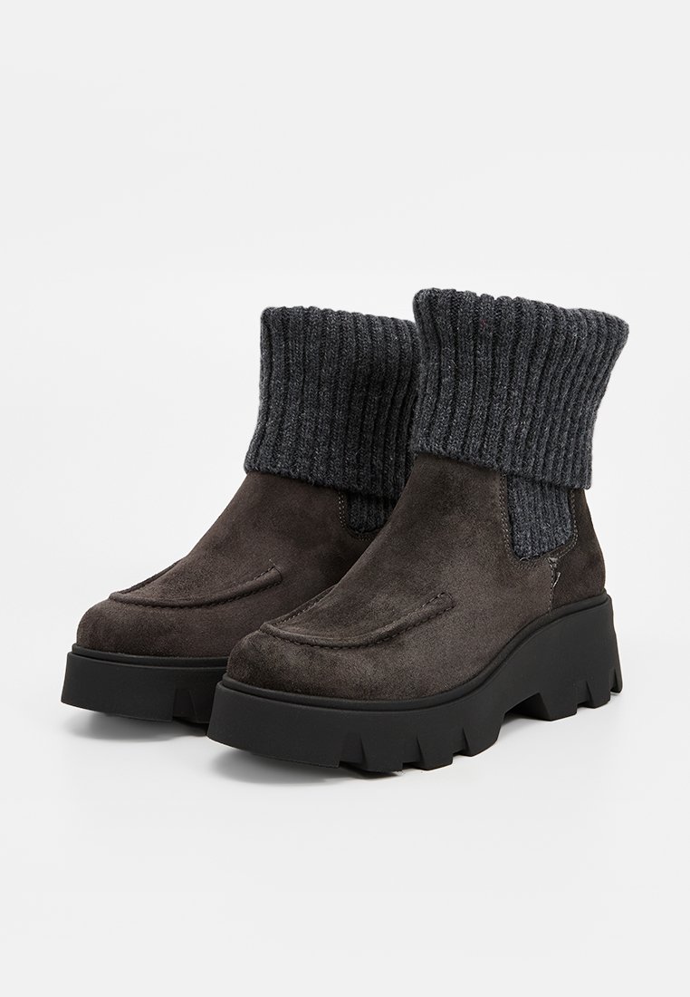 Stivaletti in suede marrone con risvolto a coste grigio e suola in gomma nera spessa. Presentano una superficie liscia con dettagli cuciti.