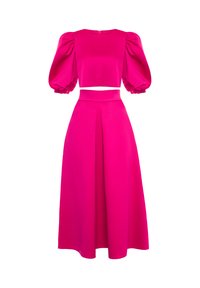 Jasnoróżowy dwuczęściowy strój z wyraźnymi rękawami do łokcia i wysokim stanem, z szerokimi nogawkami i plisą z przodu.