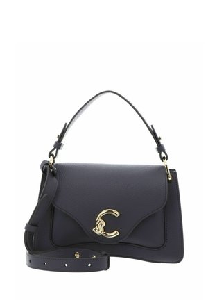 Sac à main en cuir noir avec une seule poignée supérieure, un fermoir doré en forme de lettre C et une bandoulière réglable.