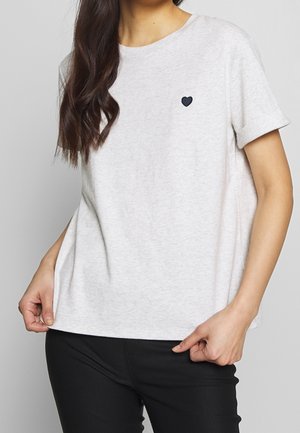 Lichtgrijs t-shirt met korte mouwen gemaakt van zacht materiaal, met een kleine zwarte hartborduursel op de linkerborst. Losse pasvorm.