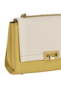 Tofarvet håndtaske med en cremefarvet øverste del og en gul nederste sektion. Har en guldkæde som strop og en rektangulær metalspænde. Glat lædertekstur.