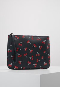 Pochette noire avec un motif de cerises. Fabriquée en matériau synthétique texturé, elle est dotée d'une fermeture éclair et d'une lanière pour poignet.