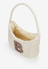 Borsa a tracolla in paglia tessuta color crema con una texture morbida e un accento logo marrone. L'interno è foderato in beige e presenta una tasca con zip.