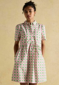 Lühikeste varrukatega, kraeaga kleit helesesinises roosa ja rohelise lillemustriga. Omab kokku tõmmatud vööd ja küljetaskuid. Puuvillane materjal.