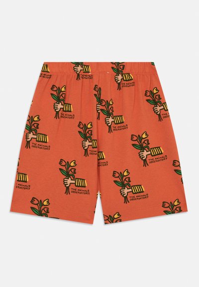 Orangene Shorts aus weichem Stoff mit einem wiederholten Druck von Händen, die Blumen halten, und dem Text "THE ANIMALS OBSERVATORY."