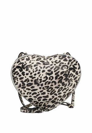 Südamekujuline õlakott musta-valge leopardimustriga, lukuga ja reguleeritava rihmaga.