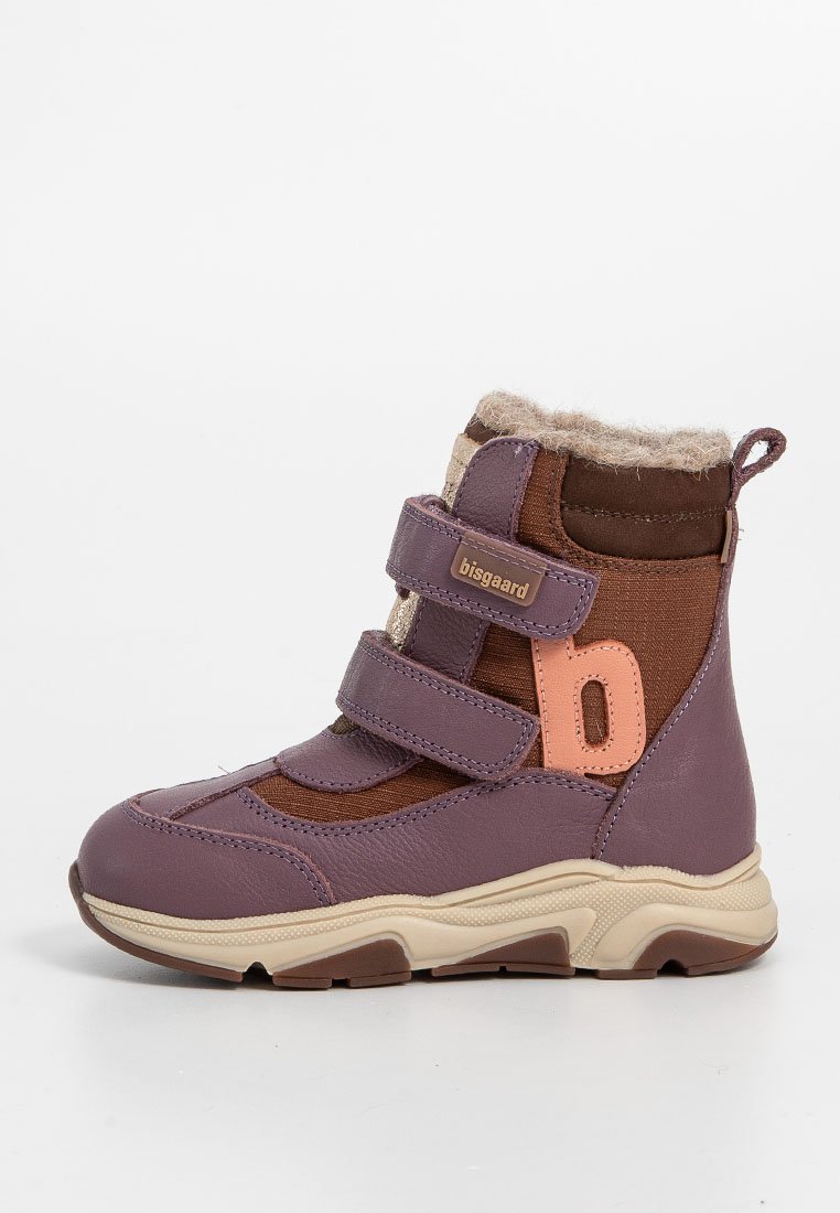 Lila und braune Kinderstiefel aus synthetischem Material, mit flauschigem Futter und zwei Klettverschlussriemen. Gummisohle für guten Halt.