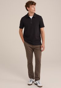 WE Fashion THE JOG - Pantalones chinos - brown