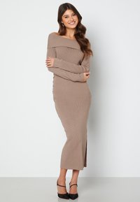 KNITTED OFF SHOULDER DRESS - Gebreide jurk - light brown