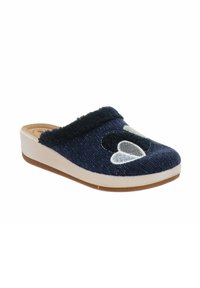Zoccoli di tessuto blu navy con colletto morbido nero. Presentano un design decorativo a forma di cuore in grigio e bianco. Suola color crema con fondo testurizzato.