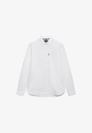 Chemise blanche à manches longues avec boutons, col, poche poitrine avant et petite étiquette logo sur le bord de la poche.