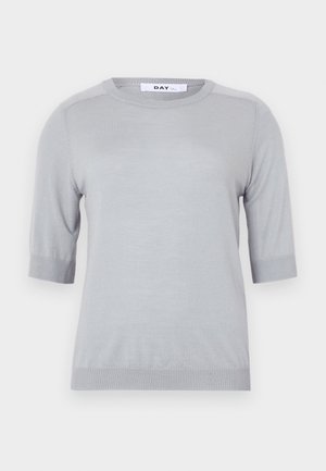 Suéter de punto gris claro de manga corta con escote redondo y dobladillo acanalado. Textura suave y diseño simple sin patrones ni adornos.