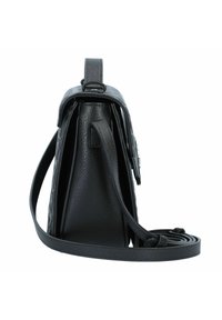 Zwarte leren handtas met een getextureerde afwerking, rechthoekige vorm en een verstelbare schouderband. Voorzien van een klep sluiting en subtiele metallic accenten.