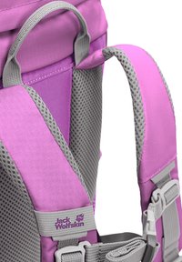 Κοντινό πλάνο ιμάντων ροζ και γκρι με επένδυση, αναπνεύσιμο δίχτυ και ρυθμιζόμενες αγκράφες σε σακίδιο πλάτης Jack Wolfskin.