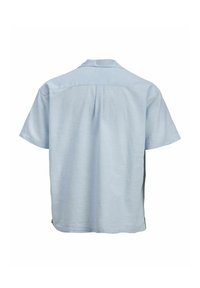 Camisa de manga corta azul claro con cuello abierto, vista desde atrás, con un pliegue central en la parte posterior y un ajuste relajado.