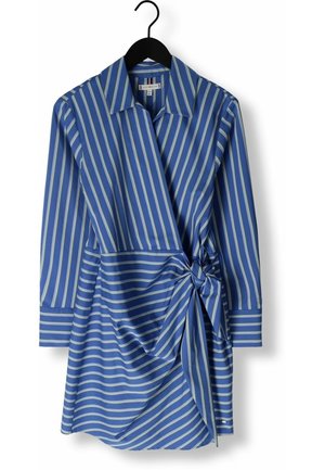 Robe portefeuille à manches longues rayée bleu et blanc avec col, poignets et détail de nœud sur le côté, suspendue sur un cintre noir sur fond blanc.