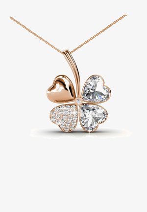 Pendentif en or rose en forme de trèfle à quatre feuilles, ornée de deux cristaux en forme de cœur et d'un avec un motif de strass, suspendu à une chaîne.