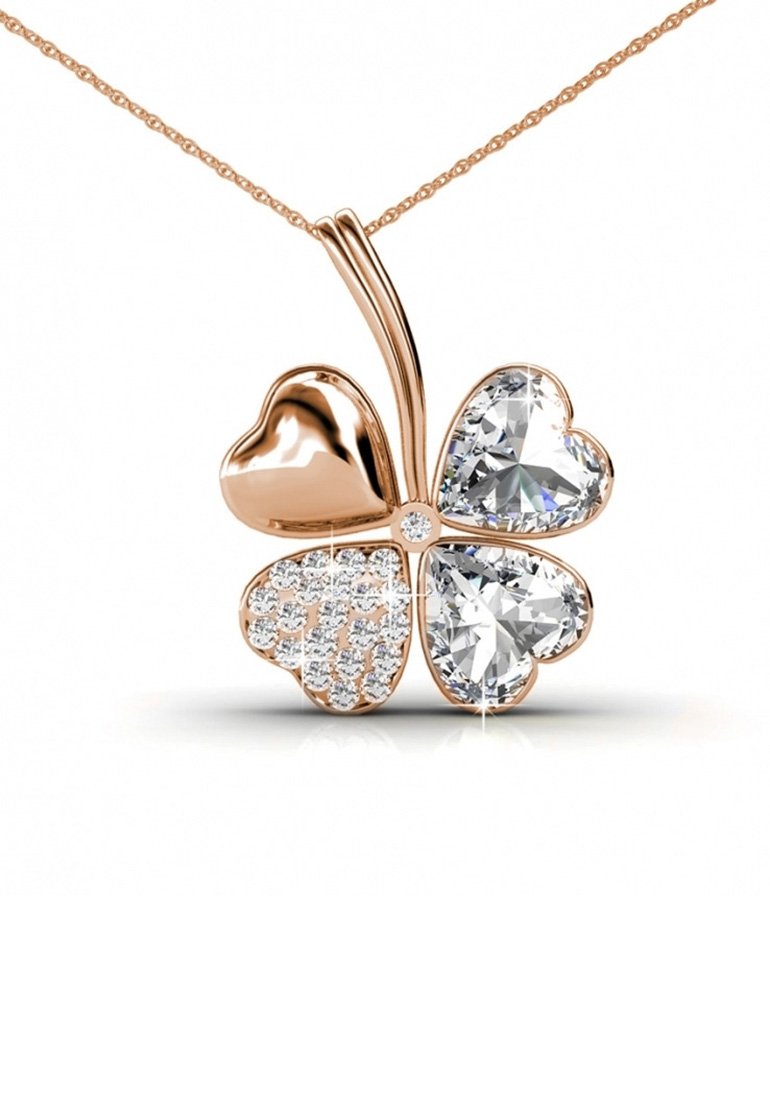 Roze gouden hanger in de vorm van een klavertje vier, met twee hartvormige kristallen en één met een strasspatroon, hangend aan een ketting.