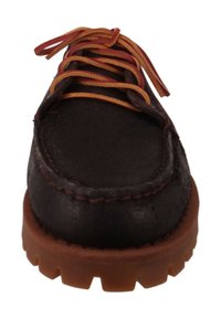 Zapato de cuero marrón oscuro con punta redondeada, cordones naranjas y amarillos, y una suela de goma gruesa con bordes pronunciados.