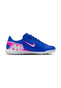 Chaussure de sport bleue avec des accents roses et blancs, logos Nike sur le côté et le bout, semelle blanche texturée, et fermeture à lacets.