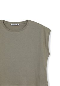 T-shirt corta verde oliva, maniche corte, texture morbida, scollatura rotonda, design casual, etichetta che mostra la taglia 'S'.
