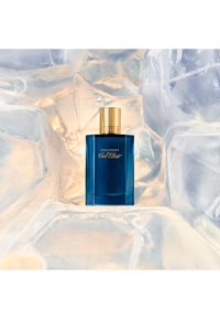 Blaues rechteckiges Parfümfläschchen mit strukturiertem goldenen Deckel, auf dem "Davidoff Cool Elixir" in goldenen Buchstaben steht, vor einem Eishintergrund.