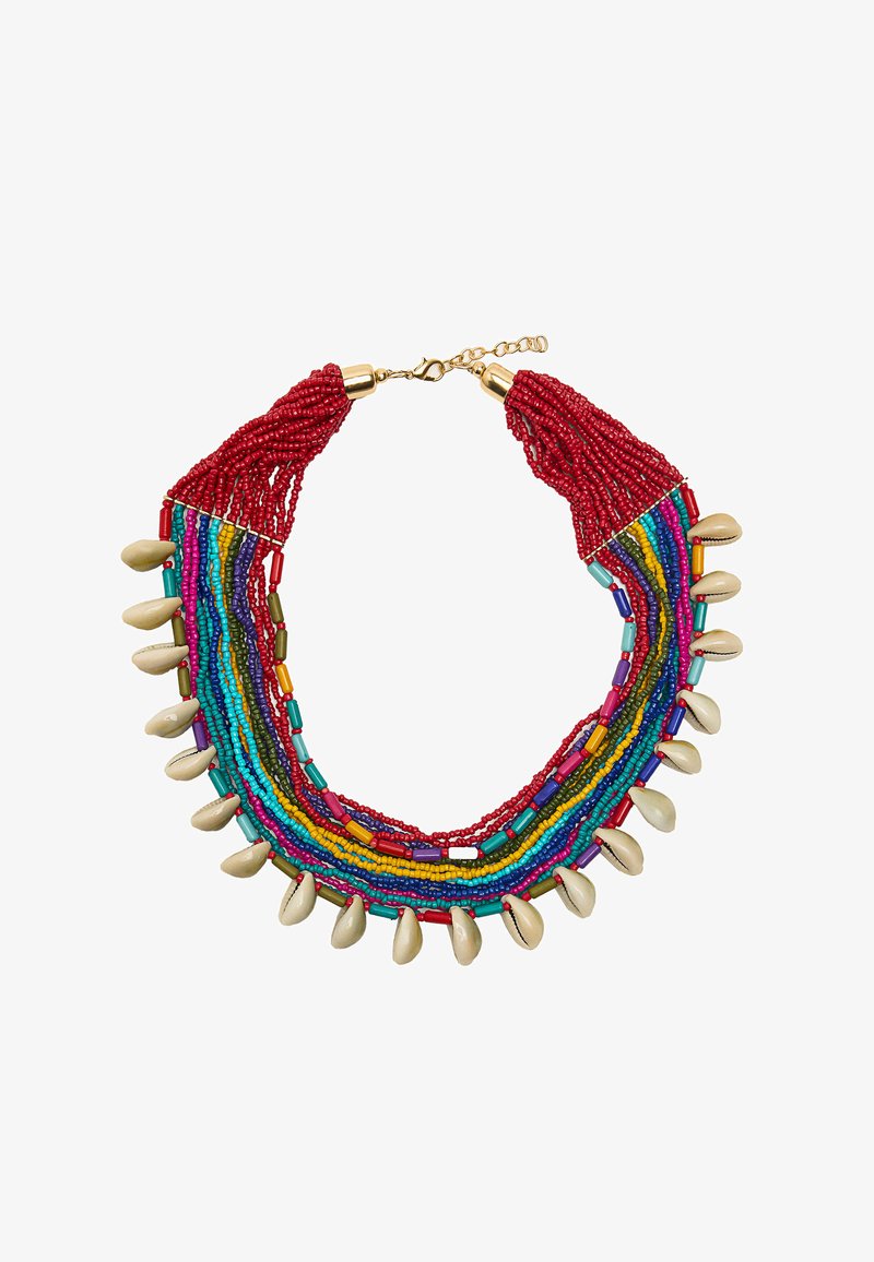 Wielokolorowy naszyjnik z koralików z czerwonymi, niebieskimi, zielonymi i żółtymi pasmami, uzupełniony białymi muszelkami i złotymi elementami.