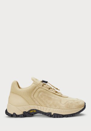 GRAYSON HYBRID SLIP-ON SNEAKER - Joggesko - chamois