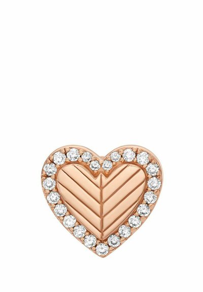 Hjärtformat hänge i roséguld med chevronmönster och kristallaccenter runt kanten, som ger glans och kontrast till designen.