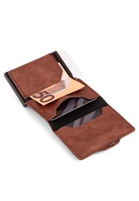 Portafoglio in pelle marrone aperto con una banconota da 50 euro e due carte di credito a strisce all'interno su uno sfondo bianco.