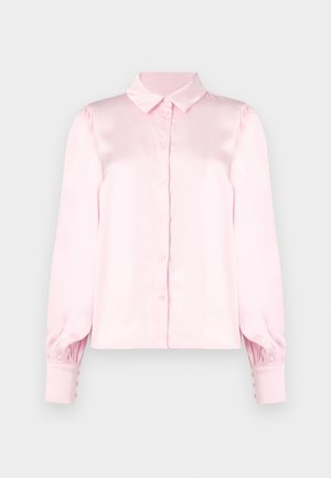 Blusa de cetim rosa com fecho de botões na frente, colarinho clássico e mangas compridas bufantes com detalhes de botões nos punhos.