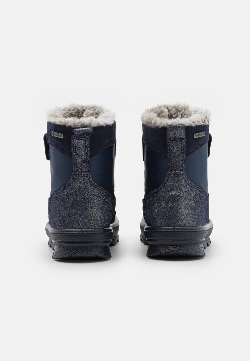 Marineblau wasserdichte Stiefel mit weichem Futter aus Fell, ausgestattet mit einer robusten strukturierten Sohle, glattem Leder und Wildleder-Einsätzen. Mit Klettverschluss.