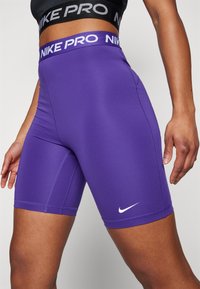Nike Performance SHORT RISE - Tamprės - court purple/white