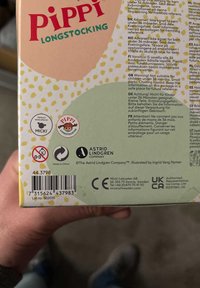 Pippi Pitkätossu -tuotepakkauksen design on pastelliväriä, jossa on palloja, logo, useita kielisiä varoituksia ja viivakoodi.