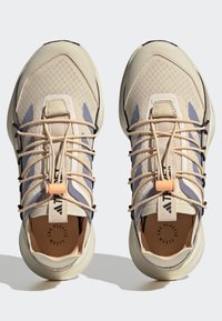 Adidas Terrex VOYAGER 21 TRAVEL - Pārgājienu apavi - sand strata   silver violet   acid orange