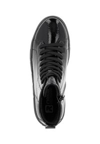 Baskets montantes en cuir verni noir avec finition texturée, bout rond, lacets noirs et fermeture éclair sur le côté pour un accès facile.