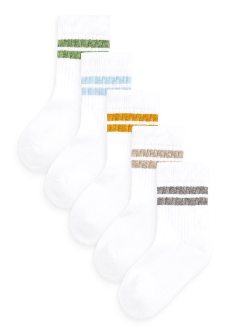 Set aus fünf Paar weißen Baumwollsocken mit unterschiedlichen horizontalen Streifen in den Farben grün, blau, gelb, beige und grau.