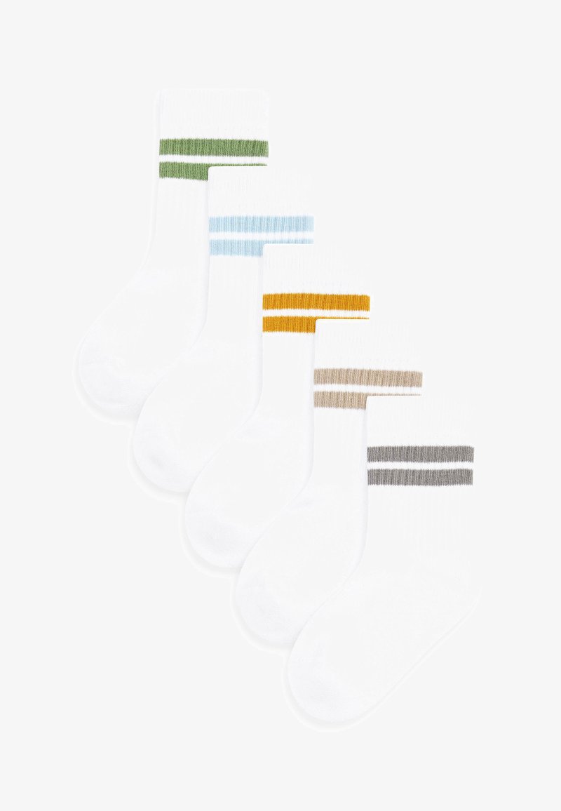 Set di cinque paia di calzini bianchi in cotone con strisce orizzontali di diversi colori: verde, blu, giallo, beige e grigio.