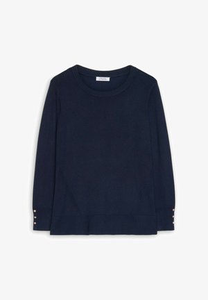 Námořnický modrý pletený svetr s dlouhým rukávem, kulatým výstřihem a třemi malými zlatými knoflíky na každém manžetu.