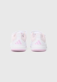 Bílé a růžové tenisky s síťovaným svrškem, vycpaným límcem a růžovou gumovou podrážkou; na patě jsou tři růžové pruhy.