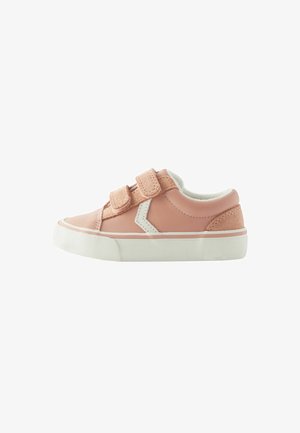 Baskets en cuir rose avec deux bandes Velcro, semelle en caoutchouc blanche et doublure douce. Présente un accent en daim au niveau du talon et un détail en zigzag.