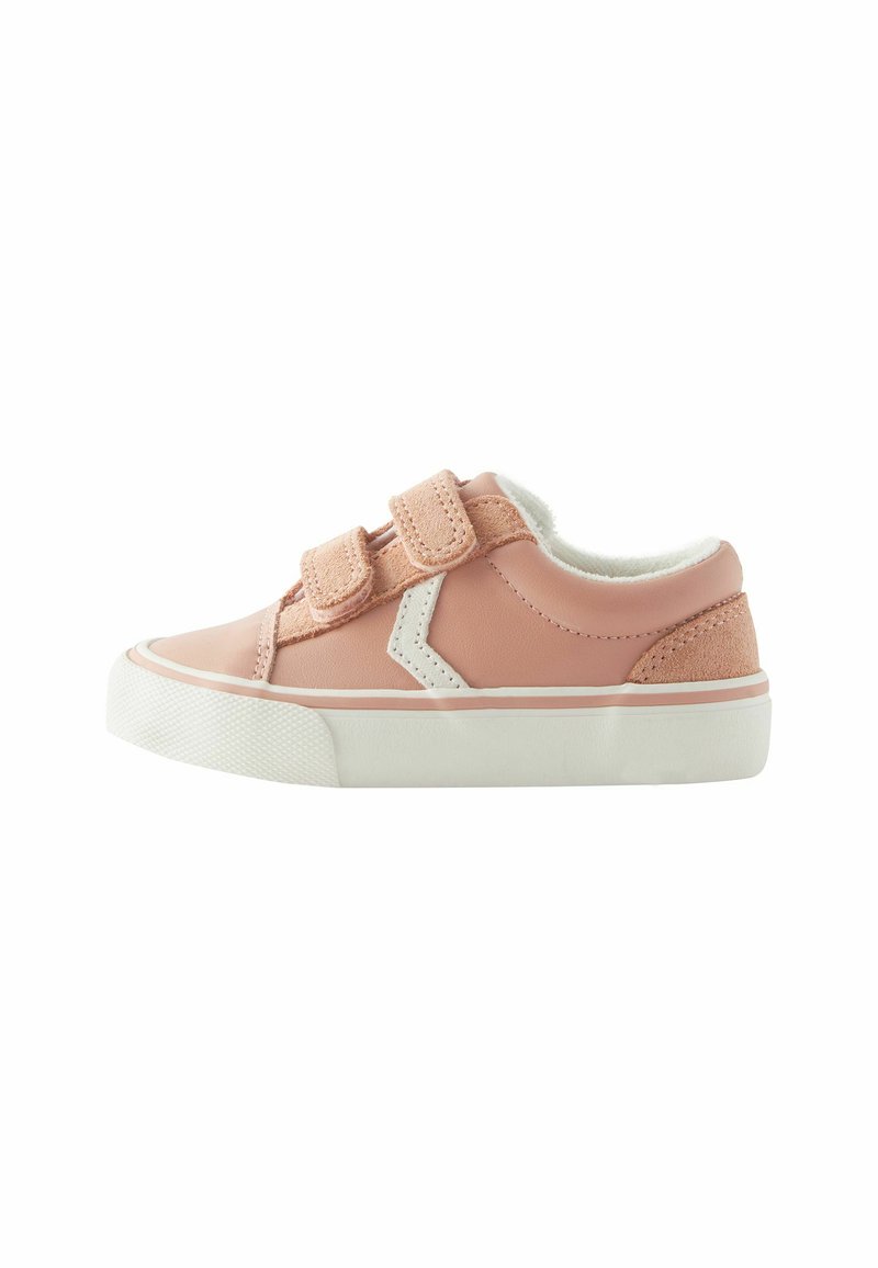 Różowa skórzana sportowa buty z dwiema taśmami na rzep, biała gumowa podeszwa i miękką wyściółką. Oferują zamszowy akcent na pięcie oraz detal w zygzaku.