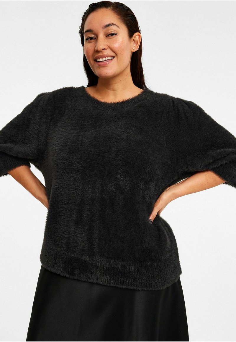 Sort, fuzzy pullover trøje med rund halsudskæring, kortærmede og afslappet pasform. Blød tekstur med en let cropped kant.