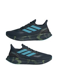 Baskets de sport noires avec des accents bleus, tige en maille, semelle intermédiaire à motif camouflage et semelle extérieure en caoutchouc texturé. Conception rembourrée.
